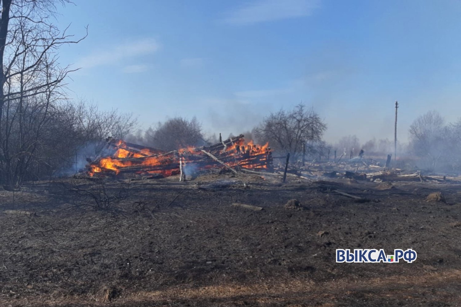 Огонь уничтожил дачу в Красном Солнце